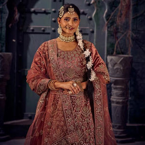 Lehenga nupcial de terciopelo de trabajo pesado de diseñador exclusivo con piedras Jarkan para bodas tradicionales indias y paquistaníes - Product Image 1