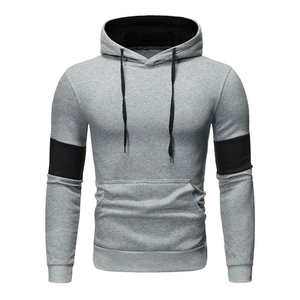 Sweat-shirt à capuche gris pour homme avec patch noir sur le bras, coupe ajustée élégante, doux, chaud, décontracté, pour l'hiver, avec poche avant - Product Image 1