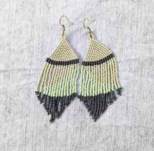 Boucles d'oreilles pendantes en perles, design unique, haute qualité, luxe, personnalisables, faites à la main, perles de rocaille colorées, tendance 2025 - Product Image 3