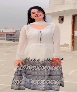 Vêtements brodés en dentelle écologique de luxe avec strass et design cousu élégant pour les dames à la mode modernes - Product Image 5