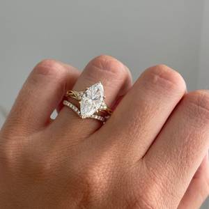 Anillo de Compromiso con Diamante de Laboratorio Marquise de 3.60 Quilates Certificado por IGI con Banda Cruzada - Product Image 1