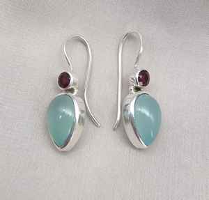 Pendientes Colgantes de Calcedonia Acuática y Granate, Plata de Ley 925, Joyería con Piedras Preciosas, Pendientes Minimalistas Hechos a Mano - Product Image 1