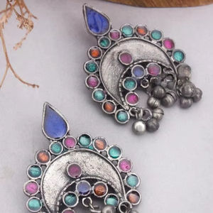 Pendientes de tuerca multicolores con patrón geométrico Shashi superventas del proveedor indio, joyería de moda hecha a mano de alta calidad - Product Image 1