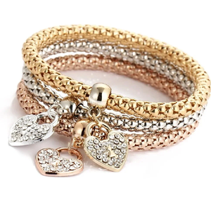 Conjunto de pulseras de latón con cuentas de tres tonos y dijes brillantes en forma de corazón. Disponible a precios de mayoreo. - Product Image 1