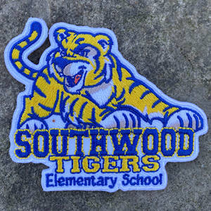 แผ่นปะผ้าทอแบบกำหนดเองได้ เป็นมิตรกับสิ่งแวดล้อม รูปทรงดอกไม้ สีและโลโก้ตามสั่ง สำหรับกระเป๋า หมวก อุปกรณ์กลางแจ้ง-แบบเย็บติด - Product Image 4