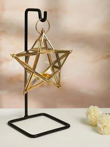 Bougeoir en métal en forme d'étoile dorée pour les célébrations festives élégantes de la décoration intérieure et les accents intérieurs modernes - Product Image 3