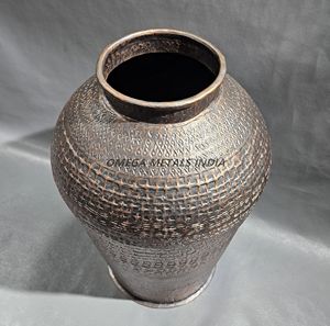 Vase en métal bronze rustique haut de gamme avec un design en relief artistique et un col étroit pour des accents de maison intemporels - Product Image 5