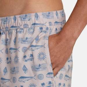 Pantalones cortos de tabla de alto rendimiento para hombre con bolsillos, bañadores estampados suaves y transpirables para uso activo y deportes acuáticos - Product Image 6