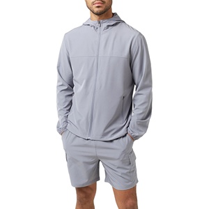 Conjunto corto de chaqueta cortavientos para hombre, diseñado con material transpirable, ideal para uso diario y actividades deportivas. - Product Image 1