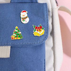 Broche de Metal con Diseño de Reno Navideño de Dibujos Animados, Accesorios de Insignia de Copo de Nieve, Adornos <span class=keywords><strong>Infantiles</strong></span> para Navidad, Venta al Por Mayor - Product Image 5