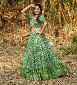 ชุดผ้าปักลายสำหรับเจ้าสาวแบบอินเดีย,ผ้าเนยเนื้อนิ่มพิมพ์ลายดิจิตอลแฟนซีพร้อมกระจกจริงทำงาน Lehenga พร้อม Dupatta เต็มรูปแบบ - Product Image 2