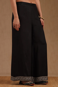 Traje clásico de Kurta con detalles bordados en negro con elegante ajuste holgado estilo indio pakistaní para mujeres a un precio asequible - Product Image 2