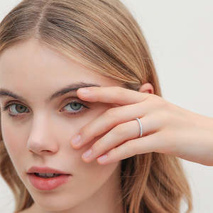 Bague de mariage classique en argent sterling 925 avec moissanite pour femme, taille brillant rond et sertissage à griffes - Bijoux de luxe - Product Image 2