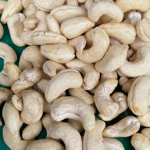 Nueces de Anacardo Crudas Grado W240 Alta Calidad Vietnam Exportación al por Mayor a la UE Medio Oriente Asia SANTIGO - Product Image 1