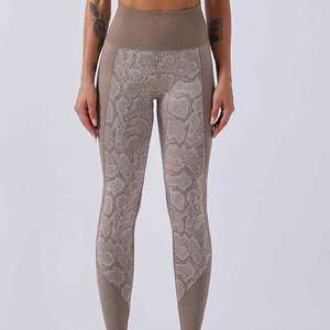 Leggings de gym personnalisés au design unique pour femmes, vêtements de fitness 100% coton de haute qualité, disponibles dans toutes les tailles pour les exercices d'hiver. - Product Image 6