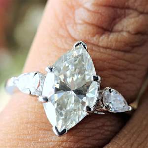 แหวนหมั้นหินสามชิ้นสำหรับผู้หญิง - Product Image 1