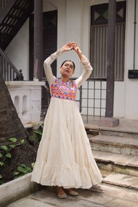 ชุดเดรสสตรีสมัยใหม่สำหรับเทศกาลนวราตรีและงานกาบาร์ ดีไซน์แบบกลับด้านได้ - Product Image 4