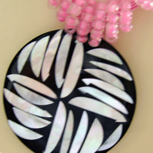 Collar de mosaico de concha de mopita blanca, joyería redonda para regalo, artesanías naturales, productos hechos a mano - Product Image 2