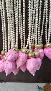 Brotes de loto de madera Sola colgantes con cadena de perlas guirnalda de Festival de cuentas blancas, Diwali Navratri boda Mandir decoración de pared regalos - Product Image 6