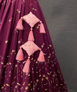 Tissu de velours de travail de broderie lourde fantaisie à la mode cousu Lehenga Choli avec la bordure en dentelle la plus choisie Dupatta pour les vêtements pour dames - Product Image 3