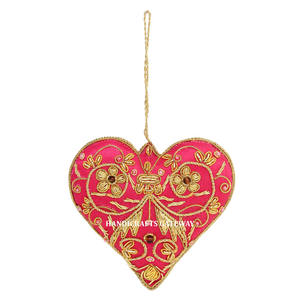 Diseño único hecho a mano de la mejor calidad Zari bordado Color rosa en forma de corazón adorno colgante de Navidad para proveedor indio - Product Image 1