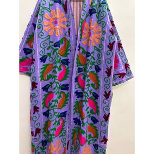 Chaqueta Larga de Algodón Bordada a Mano Estilo Suzani en Lavanda con Diseño Floral en Amarillo Caléneo y Fucsia Teñida para la Temporada de Primavera - Product Image 4