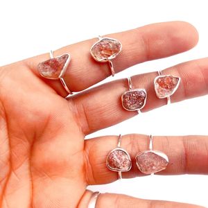 Anillo de plata de ley con gema rugosa de cuarzo, anillo de compromiso minimalista hecho a mano, de fresa rosa, para regalo - Product Image 1