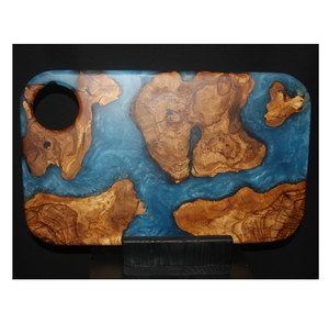 Tabla de cortar exclusivamente de madera y resina cuadrada con diseño de agujero Conner Tabla de cortar de madera y resina epoxi - Product Image 1