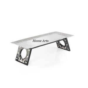 Bandeja para servir alimentos de aluminio martillado con soporte de trabajo de madera y fregona Bandeja para servir chocolates de la mejor calidad - Product Image 2