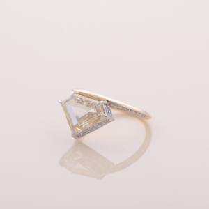 Bague de fiançailles en or rose jaune et blanc 9K avec diamant jaune de laboratoire taille pentagone 3,06 ct, plaqué rhodium, certifiée IGI, halo pavé - Product Image 3