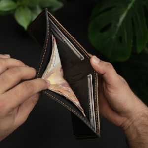 No. Cartera Bifold Clásica Hecha a Mano con Costuras Completas y 5 Años de Garantía, en Cuero Negro y Marrón - Product Image 4