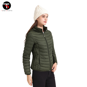 Veste d'hiver souple pour dames Veste Slim Fit à la mode Manteaux pour femmes Logo personnalisé Manteaux pour femmes Doublure en coton et nylon Dernière conception personnalisée Puffer - Product Image 4