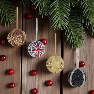 Motif croisé d'ornement de boule de Noël perlé unique, décor de vacances fait à la main - Product Image 1