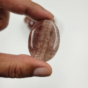 2025วงรีควอทซ์สตรอเบอรี่ขัดเงาคุณภาพเยี่ยมอัญมณีหินฮวงจุ้ยธรรมชาติแกะสลักของขวัญการรักษาความรัก - Product Image 1