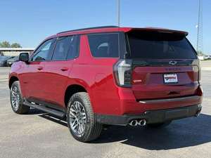 Rojo 2024 C H e V R o L E T Tahoe Z71 4WD con ruedas de aleación Asientos de cuero Sistema de navegación Arranque remoto Android Auto Sunroof - Product Image 4
