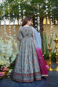 Ensemble robe Anarkali et dupatta imprimé numérique pour femmes, motif traditionnel à grande ampleur, vêtements de créateur, occasions de fête Diwali - Product Image 2