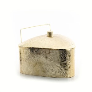 Casserole en métal ornée Pot chaud rond avec des détails artisanaux complexes idéaux pour la restauration haut de gamme et la décoration d'événement - Product Image 1