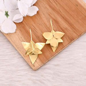 Pendientes colgantes de latón chapados en oro amarillo hechos a mano, pendiente de diseñador de hojas de moda, regalo de boda único, joyería con abalorio - Product Image 6