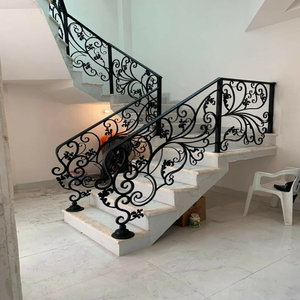 Rampe d'escalier en fer forgé artisanale du Vietnam avec un design artistique fluide et 100 pour cent d'ingrédients d'origine locale - Product Image 2