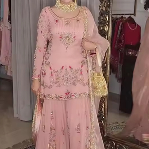 BRODERIE À DESIGN ÉBLOUISSANT SUR UNE ÉLÉGANTE ROBE KURTA & SARARA AVEC PERLES DE VERRE EN CRISTAL, PERLES, PIERRE, TRAVAIL DABKA POUR LA FÊTE @ 2024 - Product Image 1