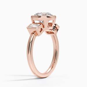 Bague de fiançailles pour femme en or 14K/18K avec trois pierres, diamant de laboratoire taille ronde et pierres latérales émeraude, certifiée IGI - Product Image 4