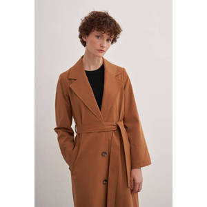 Gabardina Larga Cruzada de Piel Sintética Taba con Estampado - Product Image 4