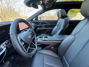 Seminuevo 2024 Cad-ill-ac LYRIQ Luxury W1SC Dirección izquierda Interior oscuro Asientos de cuero R19 Tamaño del neumático - Product Image 5