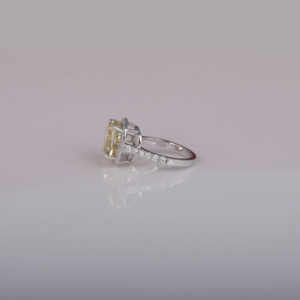 Bague de fiançailles en or massif 18KT classique cultivée en laboratoire jaune avec coussinet Halo Setting 5.0-5.5 Carat IGI Certified Lab Created - Product Image 2