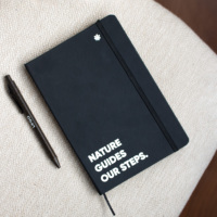 Cuaderno de Tapa Dura de Cuero Sintético Reciclado Negro Premium con Cierre Elástico, Papel Offset y Kraft con Estampado en Caliente