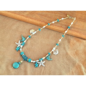 Collier superposé plaqué or avec accents turquoise et perles, d'inspiration plage, pour la revente de mode - Product Image 1