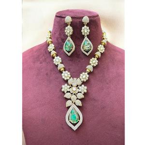 Conjunto de collar con aspecto de piedra moissanita de calidad superior, pendientes para mujer, joyería de diseñador chapada en oro para boda y fiesta - Product Image 1