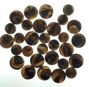 Boutons en corne de buffle sculptés de luxe Blancs ronds durables avec style animal pour les vêtements par l'artisanat en croissant - Product Image 2