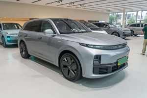 SUV intelligent d'occasion de haute qualité, double moteur, transmission intégrale, système à autonomie étendue, 0-100 km/h en 5,3s, puissance 200-250 kW, couple 300-400 Nm, jantes R20 - Product Image 3