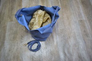 กระเป๋าโท้ทหนังแท้สำหรับผู้หญิง พร้อมฝาปิดแม่เหล็ก ผลิตจากพลาสติก - Product Image 3